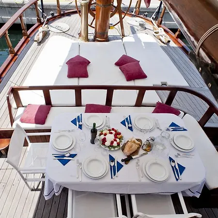 Plaghia Boat & Breakfast Botel