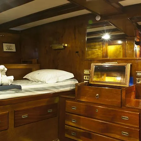 Plaghia Boat & Breakfast Botel 3*