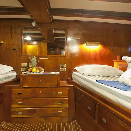 Plaghia Boat & Breakfast Botel