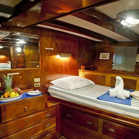 Botel Plaghia Boat & Breakfast 3*