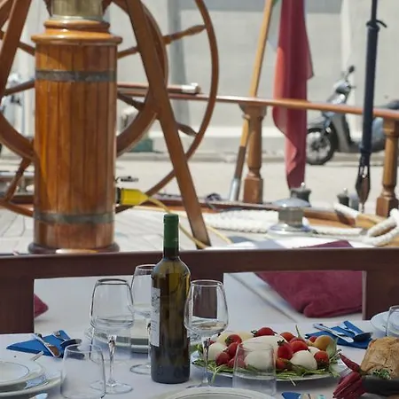 Plaghia Boat & Breakfast