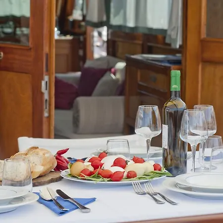Plaghia Boat & Breakfast Botel 3*