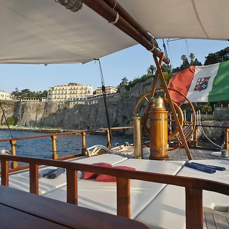 Plaghia Boat & Breakfast 3*
