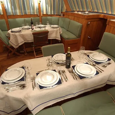 Plaghia Boat & Breakfast