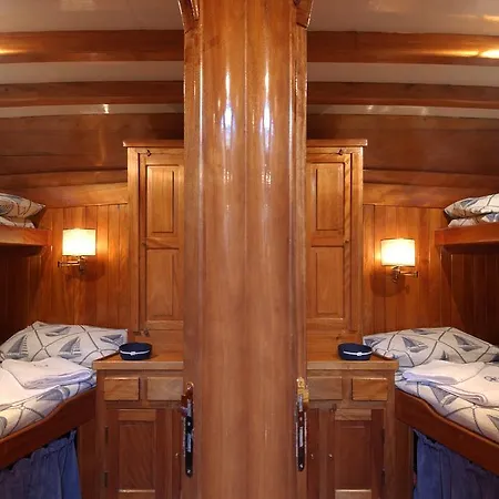 Plaghia Boat & Breakfast Botel