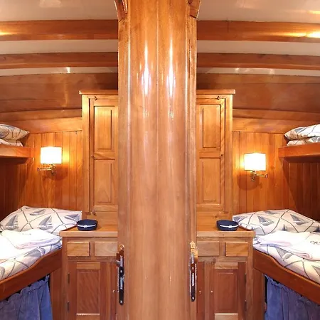 Plaghia Boat & Breakfast Botel 3*