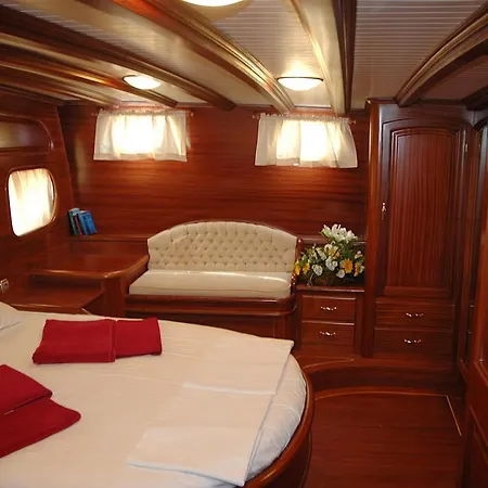 Plaghia Boat & Breakfast Botel 3*