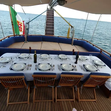 Botel Plaghia Boat & Breakfast 3*