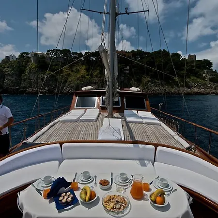 Botel Plaghia Boat & Breakfast