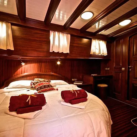 Plaghia Boat & Breakfast Botel 3*